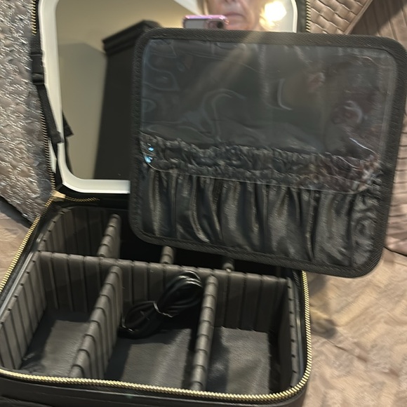 Cosmetic case with LED mirror - Picture 4 of 10